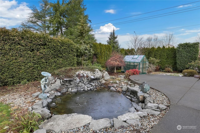 view of yard featuring an outdoor structure