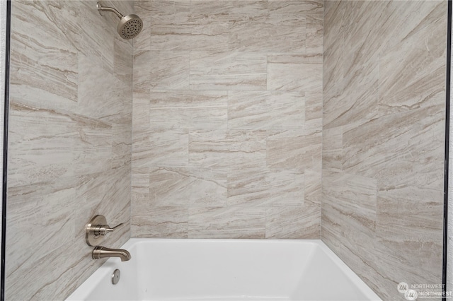 bathroom with tiled shower / bath