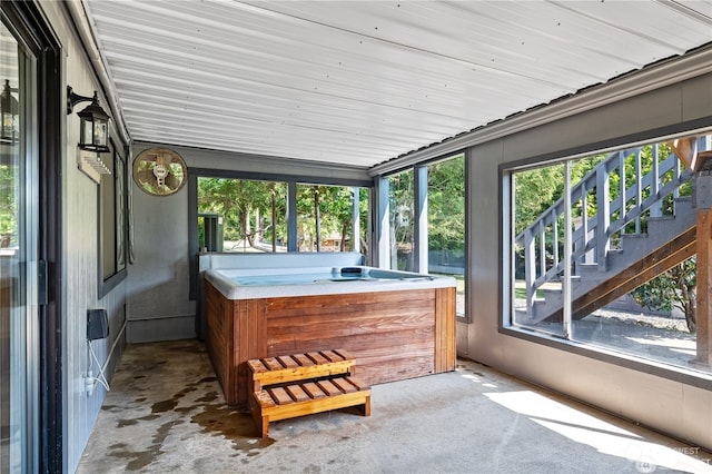 sunroom / solarium with a jacuzzi