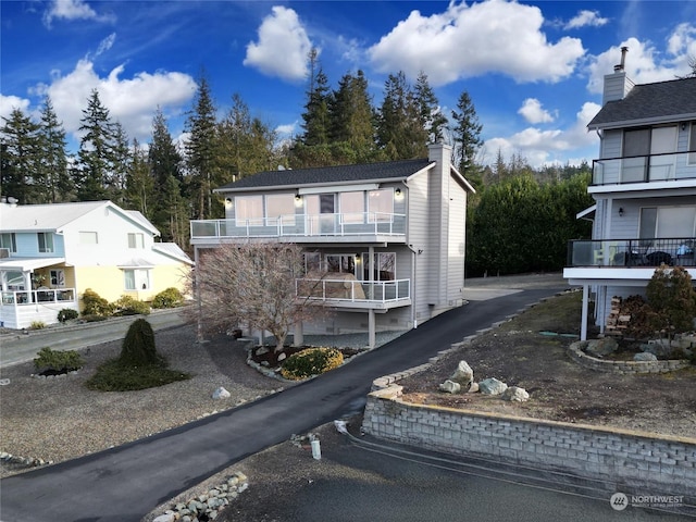 view of front of property featuring a balcony