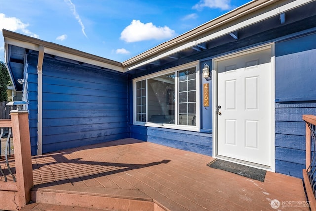 property entrance featuring a deck