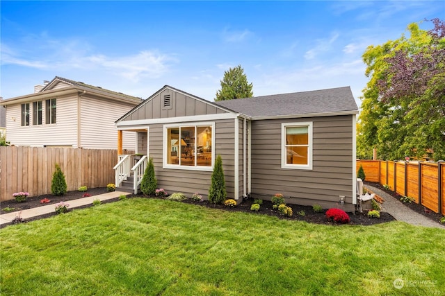 view of front of house featuring a front yard