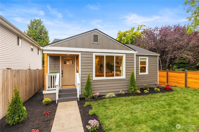 view of front facade featuring a front yard