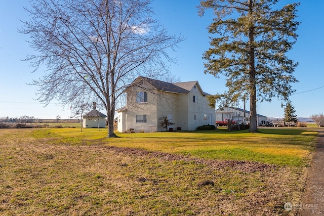 view of side of property featuring a lawn