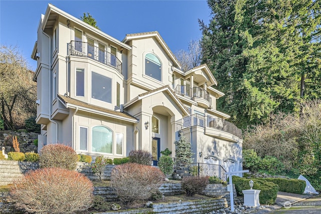 view of front of house with a balcony