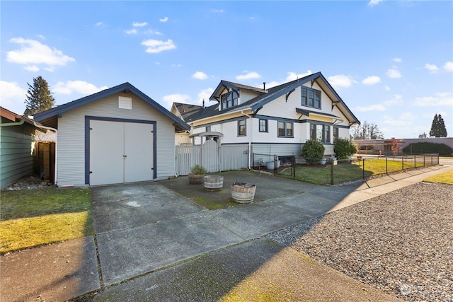 view of front of property featuring a shed and a front yard