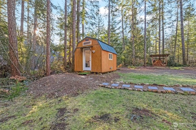 view of yard featuring a storage unit