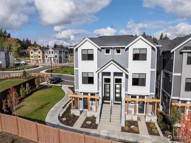 view of front facade featuring a front lawn