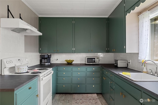 kitchen featuring sink, backsplash, green cabinetry, light wood-type flooring, and electric stove