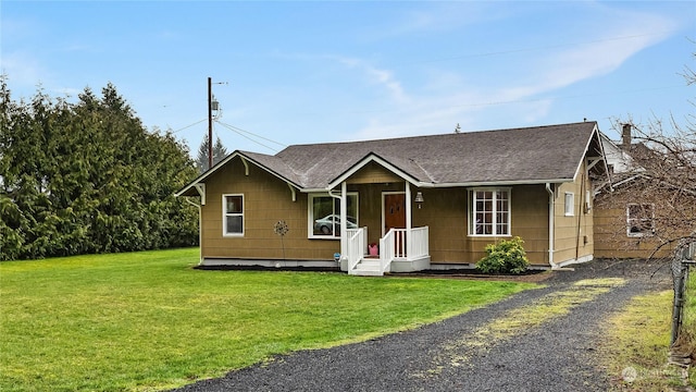 view of front of house featuring a front lawn