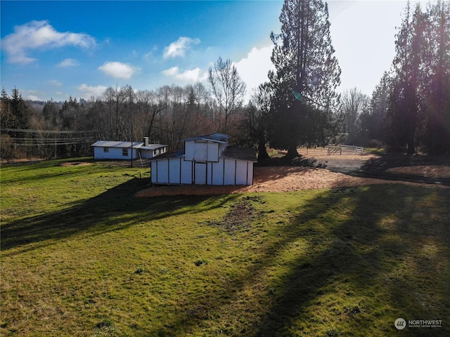 view of yard featuring a rural view