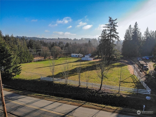 view of yard featuring a rural view