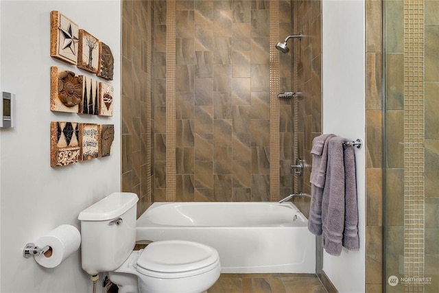 bathroom with tiled shower / bath and toilet