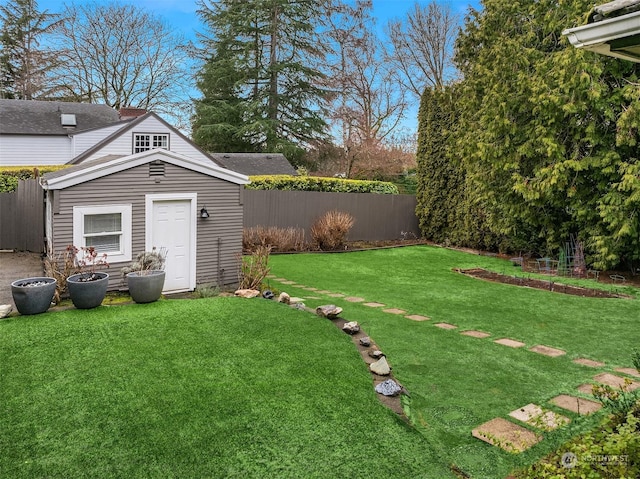 view of yard featuring an outbuilding