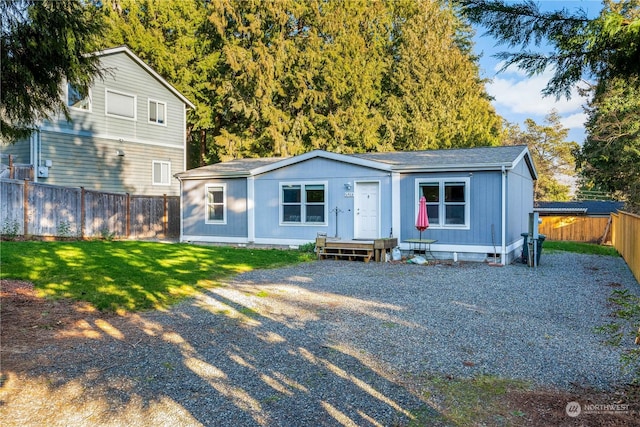 view of front of property featuring a front lawn