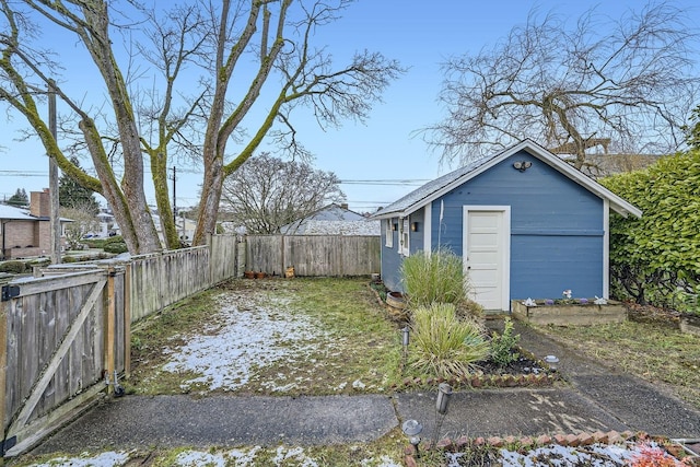 view of yard with an outbuilding