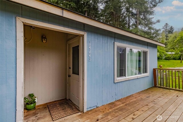property entrance featuring a wooden deck