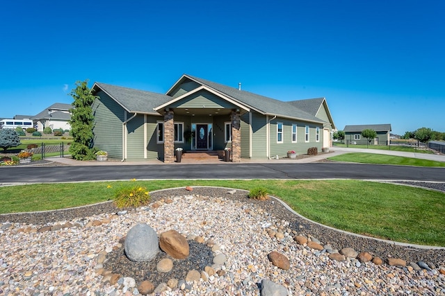 view of front of house featuring a front lawn