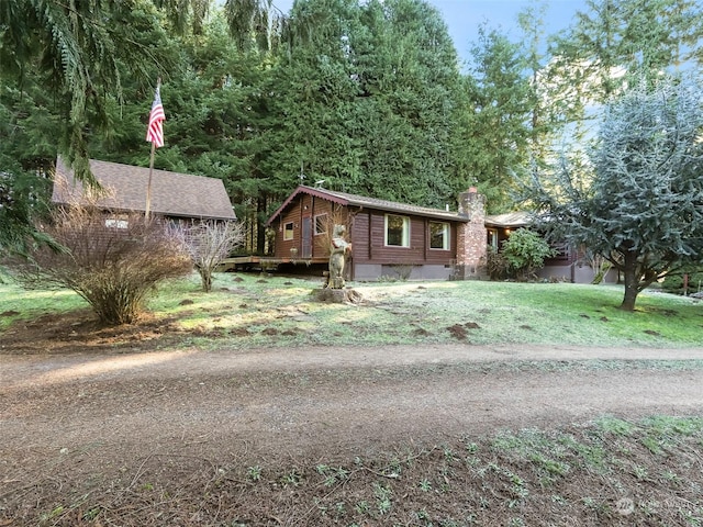 view of front of property featuring a front yard