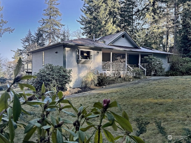 view of front of house featuring a front yard and covered porch