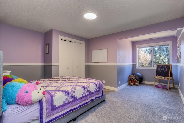 bedroom featuring carpet, a textured ceiling, and a closet