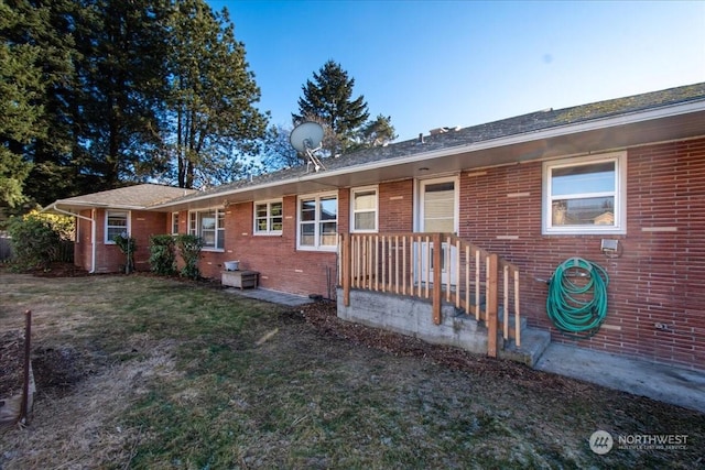 single story home with a front lawn