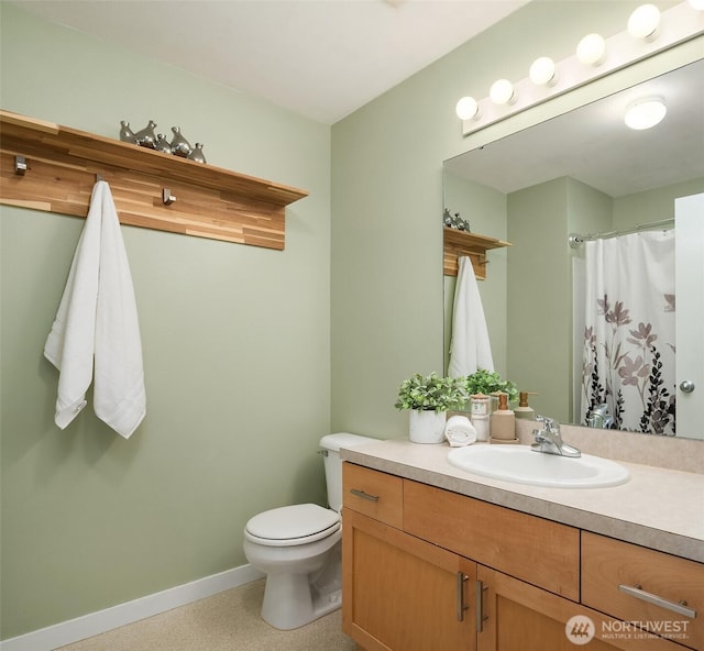 full bathroom with vanity, curtained shower, toilet, and baseboards