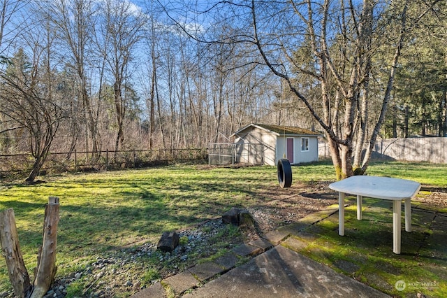 view of yard with an outbuilding