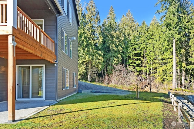 view of yard featuring a patio area