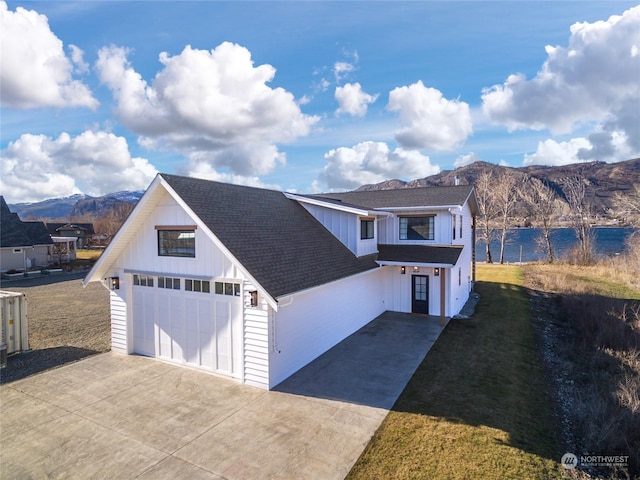 view of front of home featuring a mountain view and a front yard