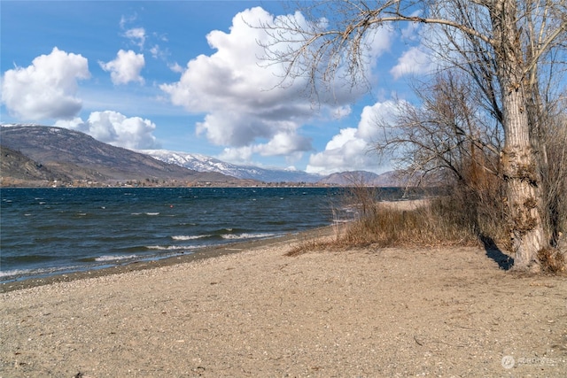 water view with a mountain view