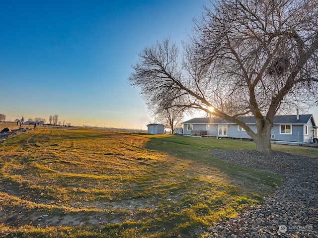 view of yard at dusk