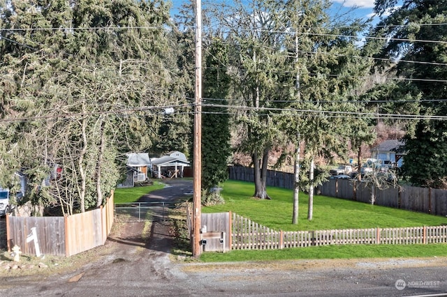 view of front facade featuring a front yard and fence