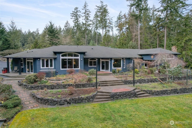 view of front of property featuring a front lawn and covered porch