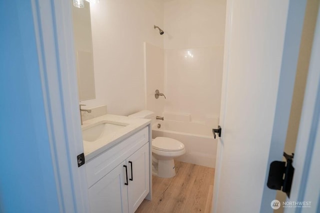 1300 Marina Dr Unit 12, Moses Lake, WA 98837 - bathroom featuring toilet, washtub / shower combination, vanity, and wood finished floors