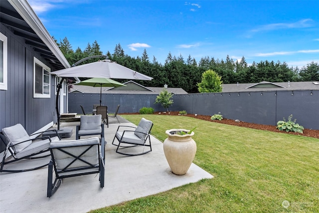 view of yard featuring outdoor lounge area and a patio area