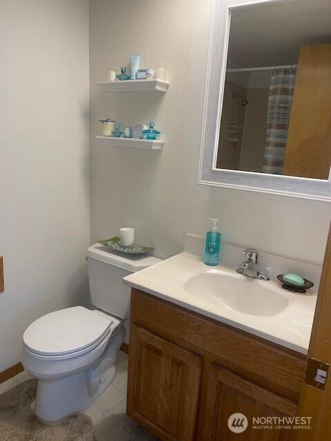 22507 SE 304th Pl, Black Diamond, WA 98010 - full bath featuring vanity, toilet, a shower with shower curtain, and tile patterned flooring