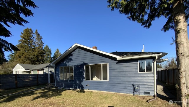 view of front of property featuring a front yard