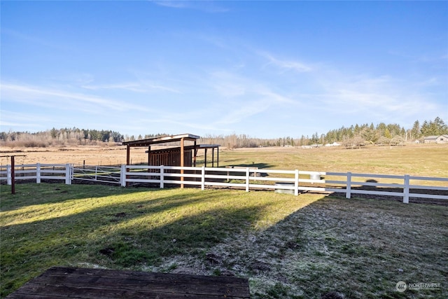 view of yard featuring a rural view