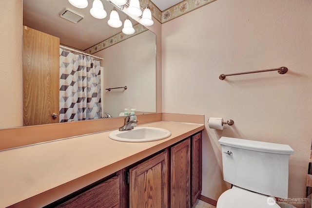 full bathroom featuring visible vents, vanity, toilet, and a shower with curtain