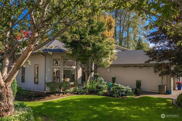 view of front of property with a front lawn