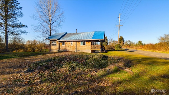 view of front of property featuring a front yard