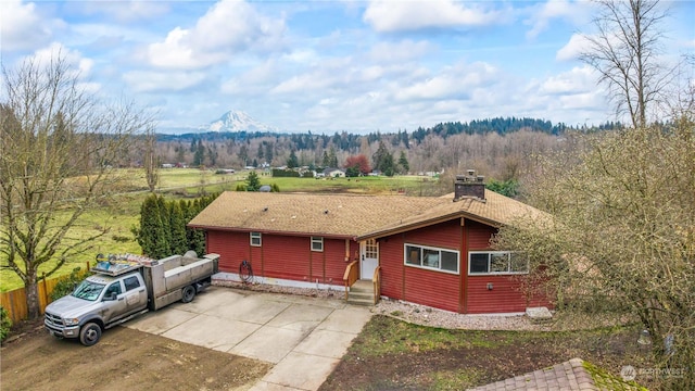 view of front of house featuring a mountain view