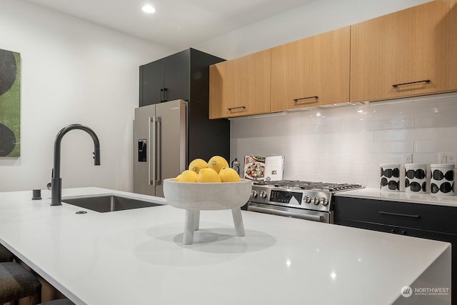 kitchen with a kitchen island, appliances with stainless steel finishes, a breakfast bar, sink, and backsplash