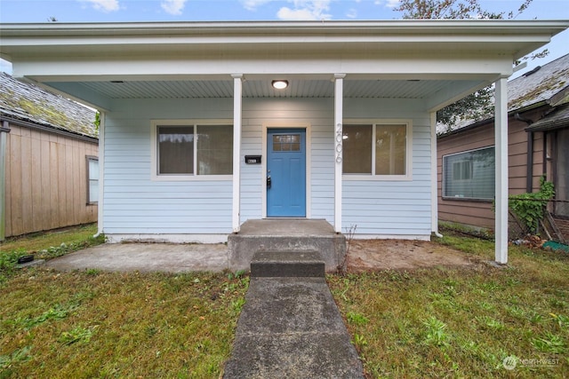 property entrance featuring a lawn