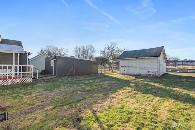 view of yard with an outbuilding