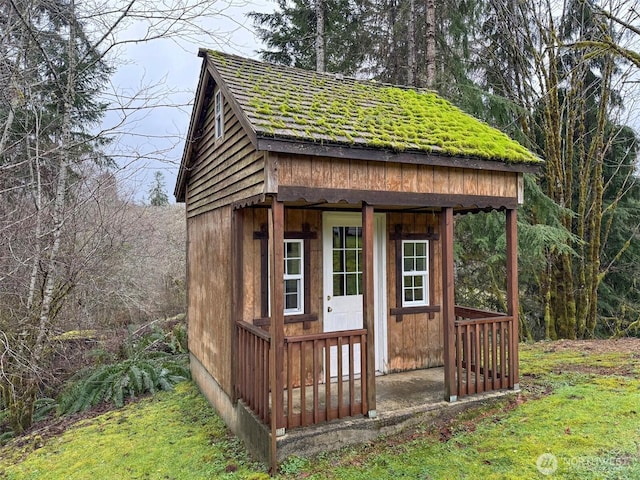 view of outdoor structure with an outbuilding