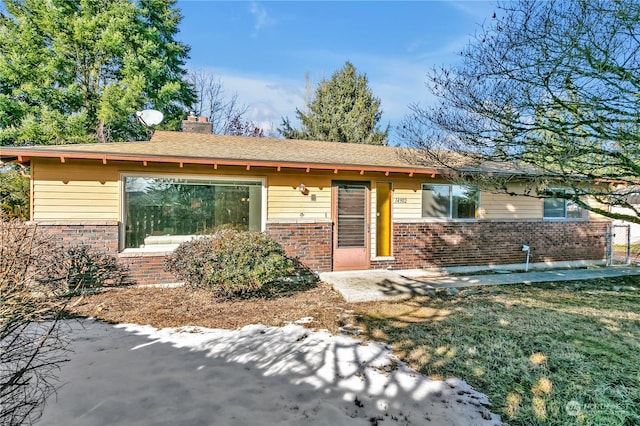 ranch-style home featuring a front lawn