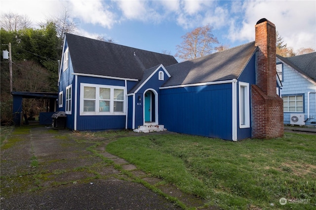 view of front of home featuring a front lawn