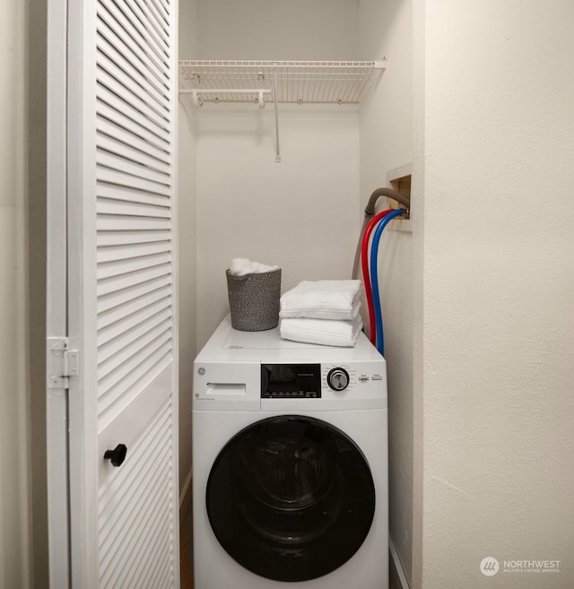 clothes washing area with washer / clothes dryer